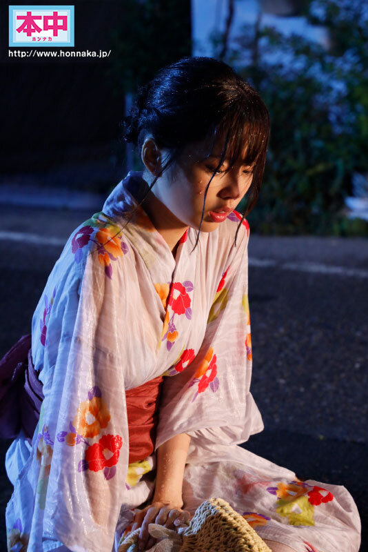 花火大会の夜、狂わせた突然の大雨 失恋して傷心びしょ濡れクラスメイト女子と駆け込んだラブホ相部屋雨宿り中出し 新井リマ サムネイル